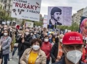 Тысячи чехов устроили антипутинскую акцию, соблюдая социальную дистанцию: был там и флаг Украины (видео)