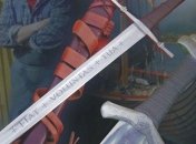 Известный польский оружейник подарил Чернигову реконструкцию меча X века