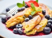 Простий, смачний солодкий омлет із чорницею