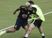 Как болельщики смогли добежать и повалить на землю Неймара (Видео)