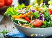 Важливо включати в свій раціон свіжі овочі та фрукти (зображення створено за допомогою ШІ)