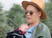 В сети засветились снимки располневшей Пинк на прогулке с ребенком 