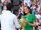 Кейт Миддлтон вручает теннисисту трофей Уимблдона 16 июля 2024 года в Лондоне