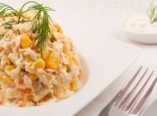 Рецепт дня: салат из курицы с грибами и кукурузой