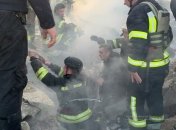 Людей витягували з-під завалів: з’явилися відео та подробиці з місця прильоту у Сумах