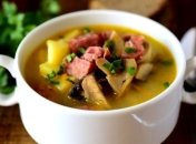 Рецепт дня: сырный суп с грибами и копченой колбасой