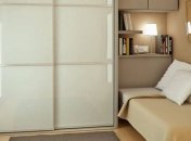 Шкаф-купе в маленькую спальню - одно решение множества проблем
