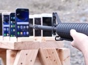 iPhone против Samsung Galaxy: сколько нужно смартфонов, чтобы остановить пулю (Видео)