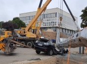 В Херсоні флагшток розчавив автомобіль місцевого чиновника, який відповідав за його установку