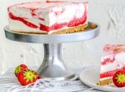Рецепт дня: мраморный клубничный чизкейк в духовке