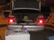 Иностранец пытался перевезти товарища через границу в багажнике  