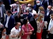 В парламенте Грузии сорвали выступление главы МВД (видео)