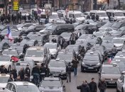 Парижские таксисты продолжают бастовать, перекрыты подъезды к двум аэропортам