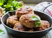 Не стоит их добавлять в котлетный фарш