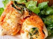 Рецепт дня: рыбные рулетики с томатной пастой и зеленью (на сковороде)