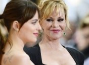 Дакота Джонсон не может выйти из образа героини "50 оттенков серого"