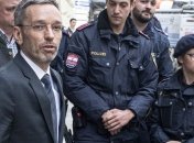 Скандал с "богатой россиянкой": Канцлер Австрии уволил главу МВД