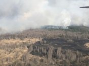 В зоне отчуждения пожарные ликвидируют пожар