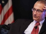 Экс-главу штаба Клинтон допросят в Конгрессе по делу о вмешательстве РФ