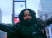 Похоже у Джона Сноу появился близнец: Эмилия Кларк в образе коллеги по сериалу