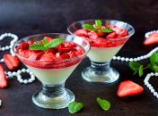 Панна-котта с клубникой украсит любой праздничный стол