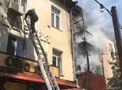 В центре Одессы в жилом доме масштабный пожар (фото и видео)