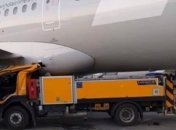 В России в аэропорту грузовик протаранил Boeing (Видео)