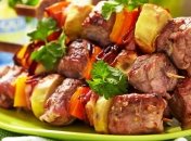 Незвичайний "чайний" шашлик можна приготувати зі свинини чи курячих крил