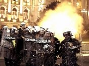 В Сербии ввели комендантский час: в стране начались протесты и массовые беспорядки 