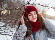 Девушка возле шиповника