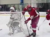 В США хоккеисты с помощью хитрости забили феноменальный гол (видео)