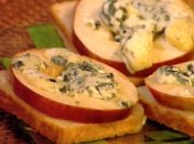Тосты с яблоками и мраморным сыром