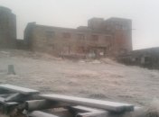 Карпатские горы вновь покрывает "осенний" снег (Фото)