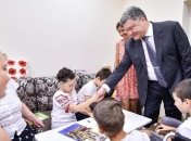 Порошенко передал сертификат на генератор для Центра реабилитации детей