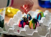 Чем безопасно покрасить яйца на Пасху дома: необычные способы