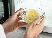 Опытные хозяйки давно пользуются этим лайфхаком по очистке микроволновки