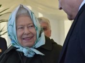 Королева Елизавета II пришла на официальное мероприятие в платке (Фото, Видео)