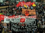 Перед матчем ЧМ-2014 бразильцы забросали петардами англичан 