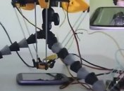 Ученые создали робота для взлома PIN-кодов телефона (Видео)