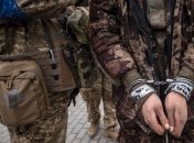Бійці ЗСУ беруть у полон російського солдата