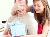 Мужчины тратят на подарки больше женщин