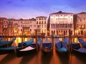 Туристы купаются в центре Венеции