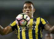 У нападающего "Фенербахче" украли около сотни пар обуви