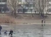 В Киеве мужчина решил покатать ребенка на санках по тающему на озере льду: момент попал на видео