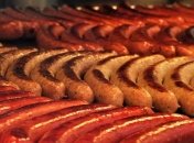 Повышают риск рака желудка: чем чревато потребление сосисок и колбас