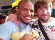 Беленюка в Борисполе встретили цветами и аплодисментами: фото и видео