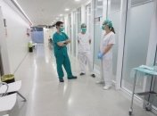 Медики в США ввели вакцину от коронавируса первым волонтерам