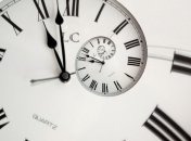 Напоминаем, что сегодня ночью переводят стрелки часов на час назад