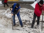 Последствия непогоды: на головы падают сосульки, а под ногами гололед 