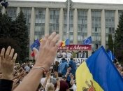 Десятки тысяч протестующих пришли под здание парламента Молдовы